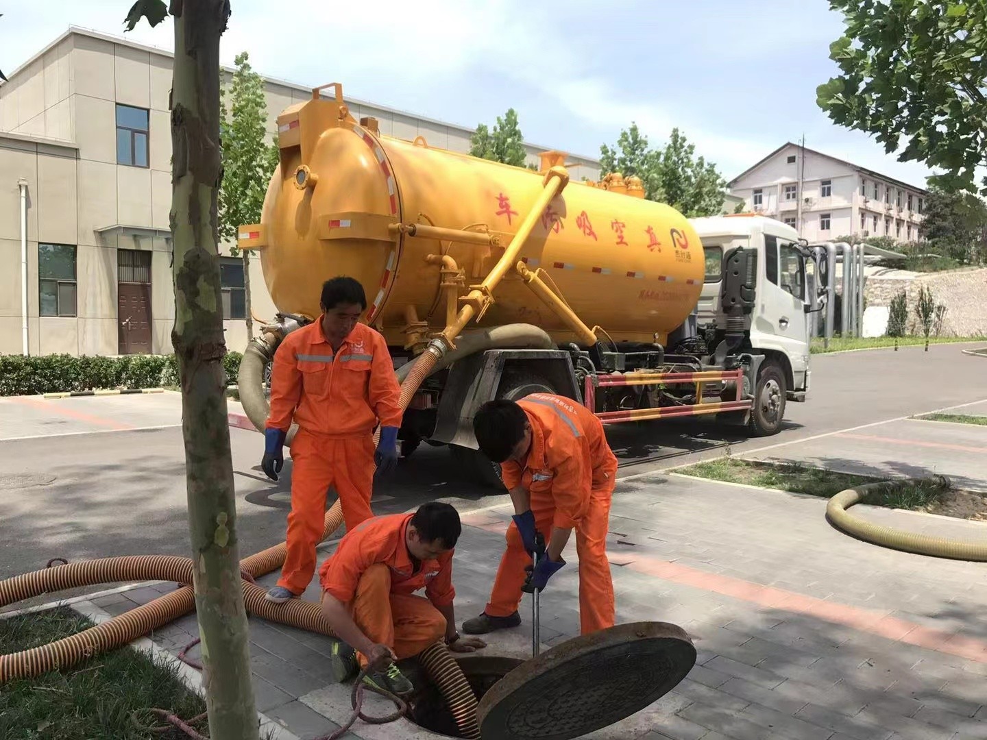 金阳管道疏通车停在窨井附近