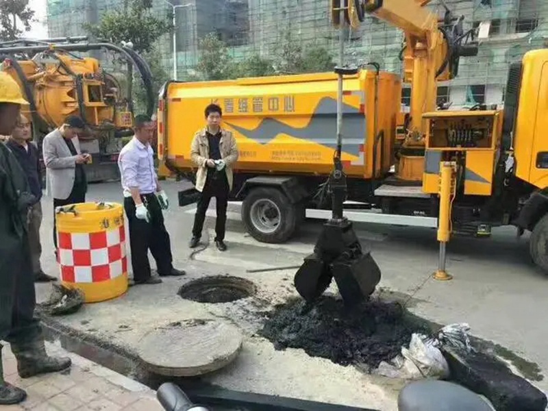 金阳街道：网格员化身“清道夫”，为民解忧疏通“堵心”化粪池