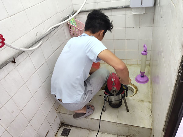 金阳肥皂掉到马桶里把马桶堵住了怎么办？马桶堵住了怎么办