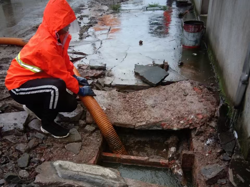 金阳专业清理污水池 炜誉市政以规范流程守护城市 “肠道”